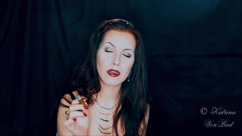KatrinaVonBad: Amuse-moi, faible !