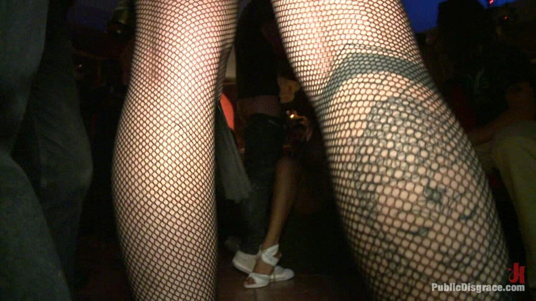 Public Disgrace by Kink: Tetek besar, pantat bulat, dihina