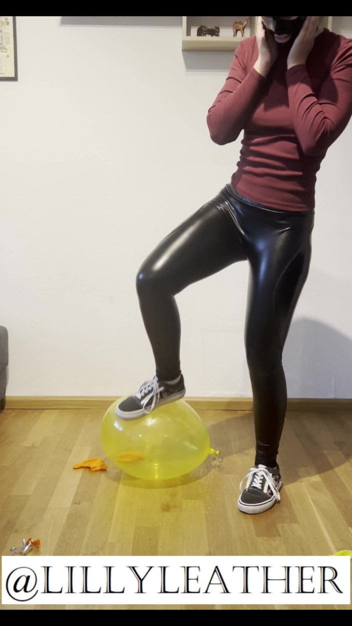 LillyLeather: Безудержная девушка выскакивает 4 воздушных шара в симпатичной одежде и кошечки в латексной маске