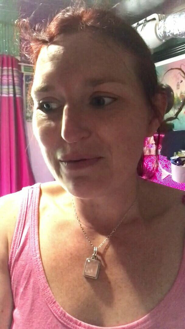 MistressWriggler: 热辣性感的成熟女人赤裸上身跳舞，在做家务时一边休息一边弹跳乳房到65天ofstatic