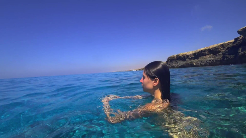 GoldTeachers: Stunning Girl Swims Nude on Beach