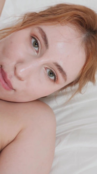 La studentessa tettona di nome Lilith si gode la sua prima esperienza anale