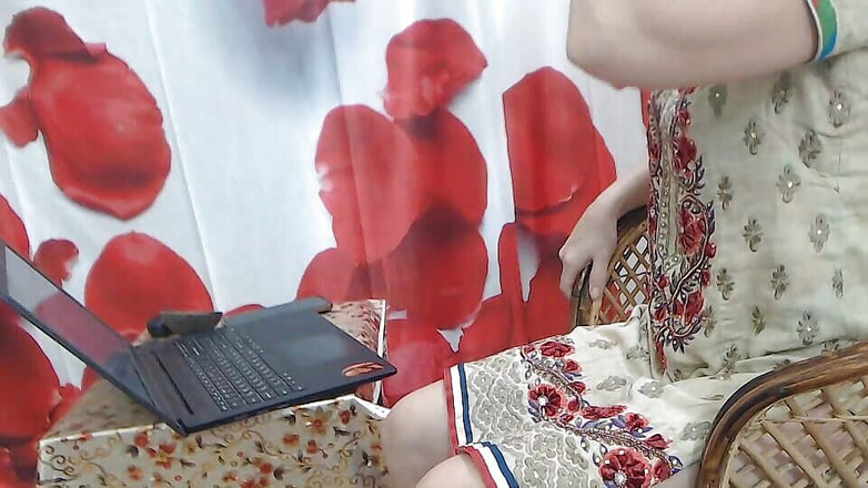 Bolly Karma: लंड उत्तेजित करने वाली लड़की