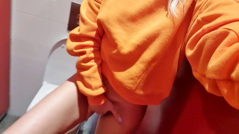 TheloveStory: もう待ちきれません。空港のトイレで危険なオナニー