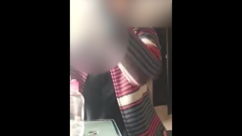 Parihema: Siya toont haar kont en harige kut volledig open