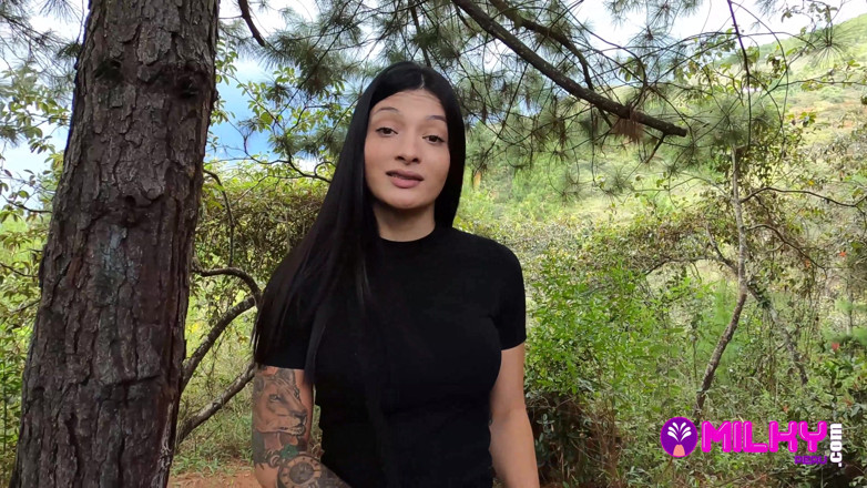 Milky Peru: Offrir de l'argent à une fille sexy dans la forêt en échange...