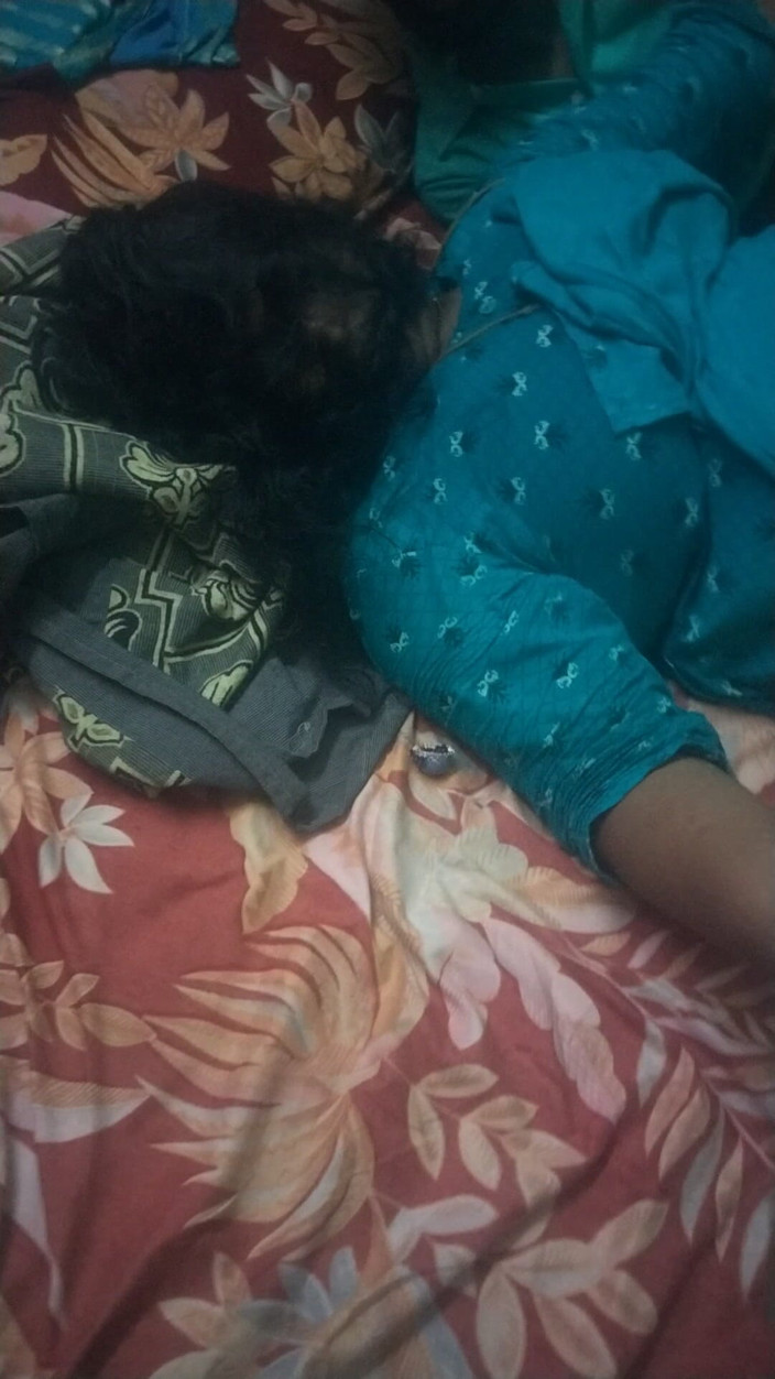 Tamil lesbian: タミル人おばさん3Pホットビデオ