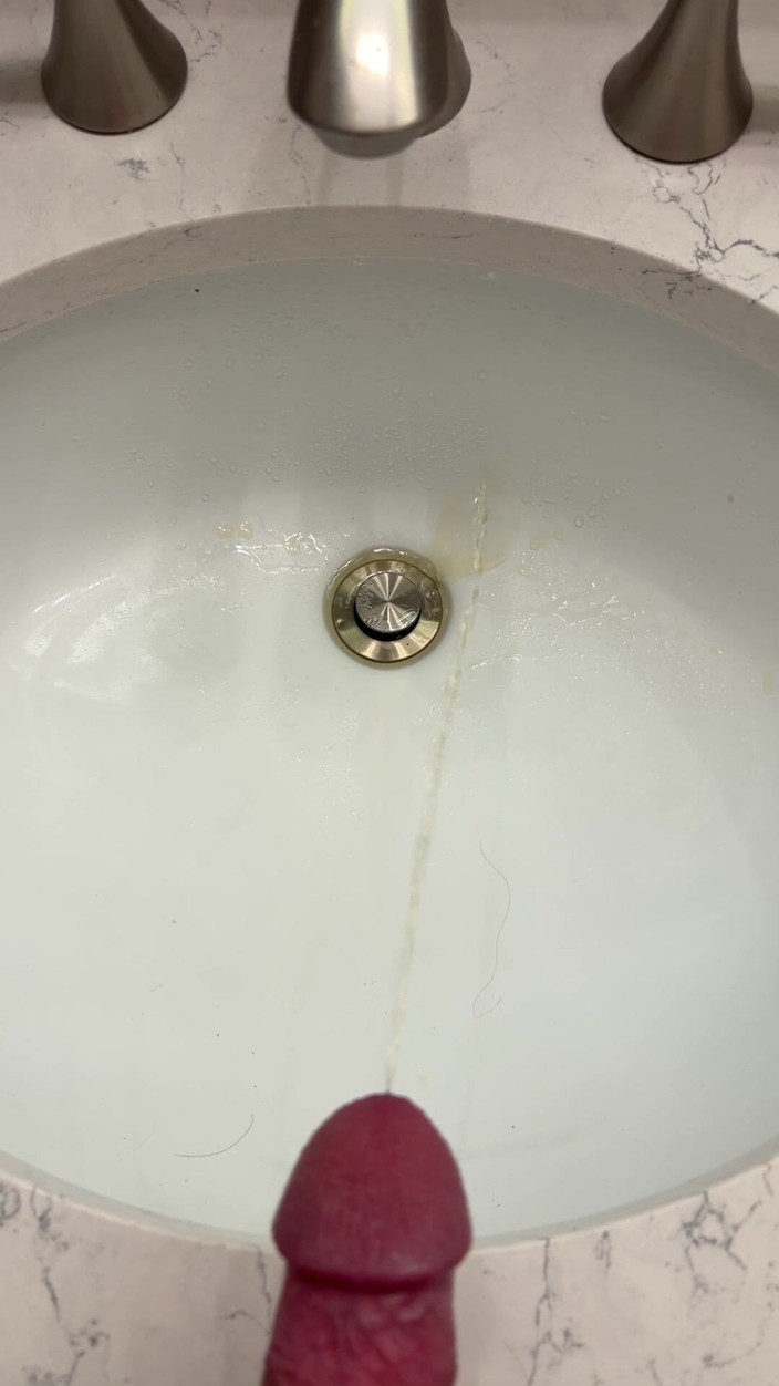 Tatted Daddy: Piscia sul lavandino al rallentatore