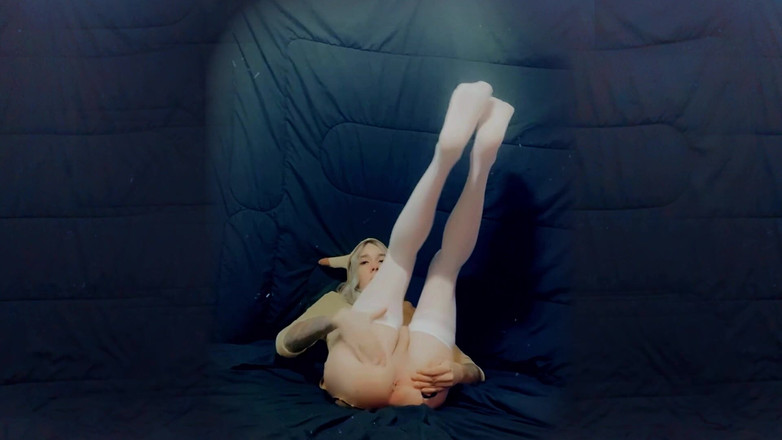 CarmenMelatonin: 皮卡女孩想要在床上玩耍