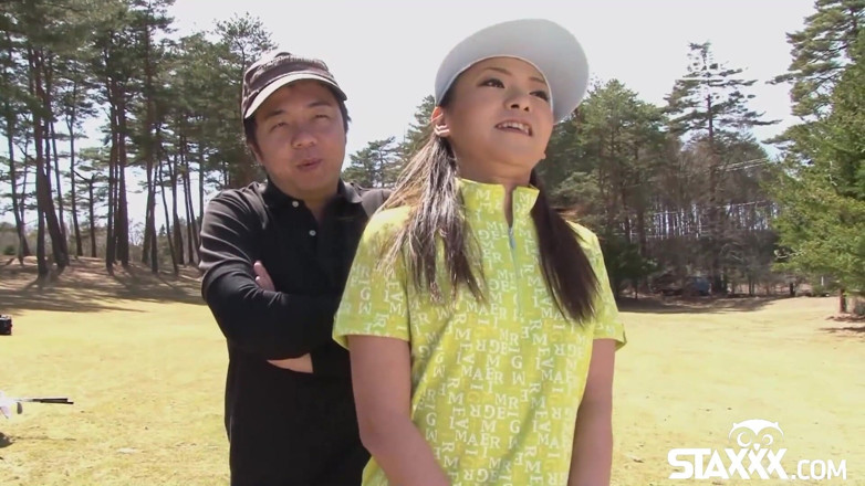 Staxxx: Gadis remaja Asia yang imut lagi asik main golf striptis