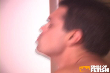 Gay Diaries: 더러운 클라이언트는 그의 큰 후장을 깊게 때리기 위해 배달원에게 전화합니다