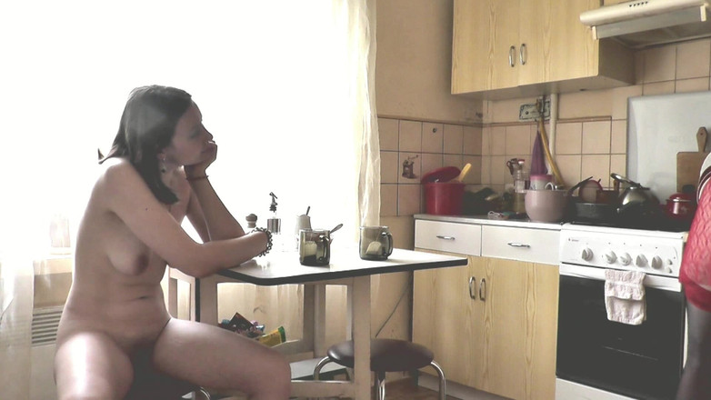 Assol: Mulher adulta loira em Negligee transparente e linda morena fofa...