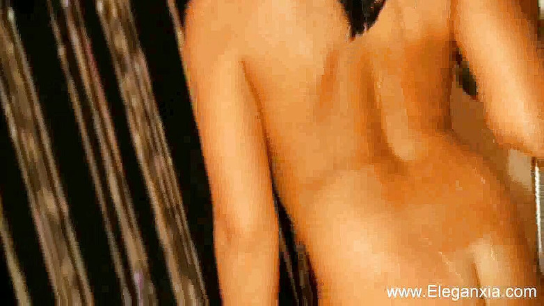 Eleganxia: Il corpo perfetto si mostra all'aperto