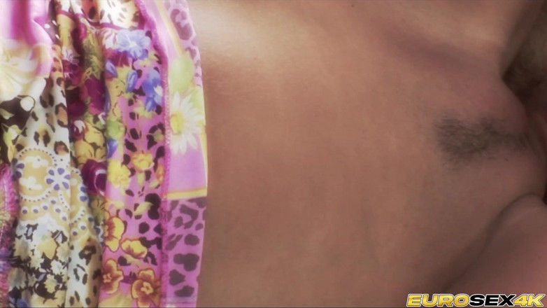 Porn Gutter: Adânc în pizda ei dulce umedă