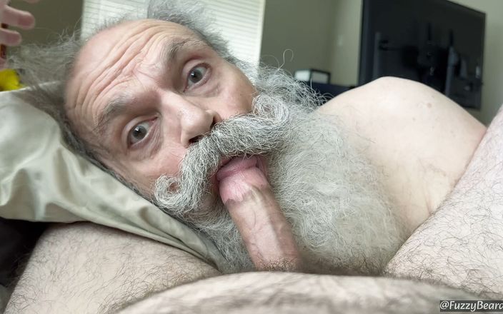 FuzzyBeardBoy: ザーメンに飢えたパパがチンポをしゃぶり、最後の一滴まで搾乳