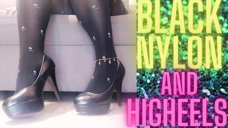 Monika Nylon: (31) Tôn sùng chân, nylon đen và cao bồi