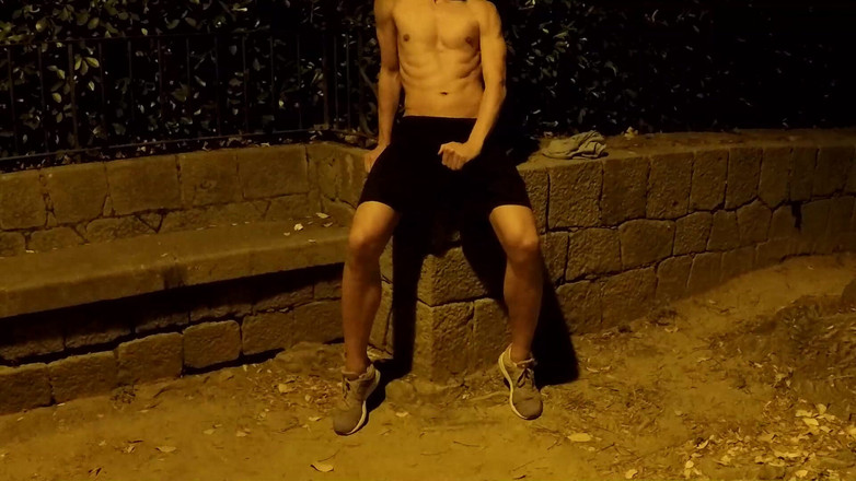 outdoor-fun: Crusing w publicznym parku w nocy - Nago