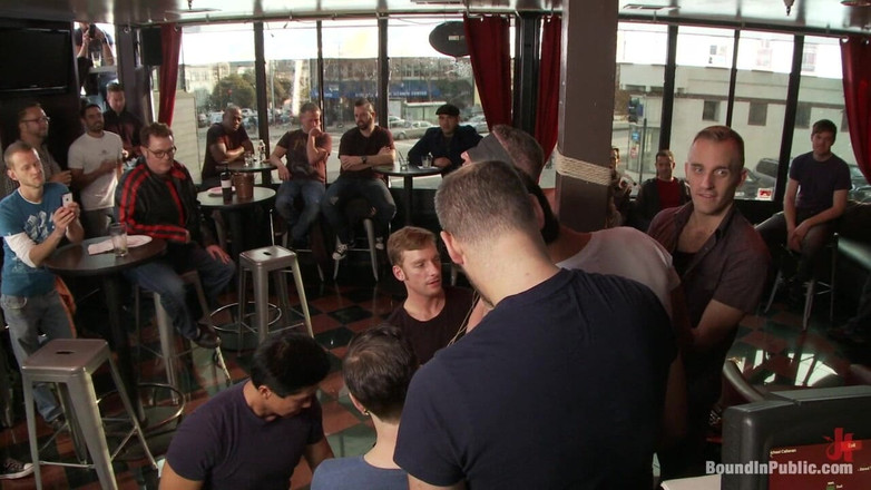 Bound in public: Chàng trai cơ bắp sử dụng và địt con trai của...