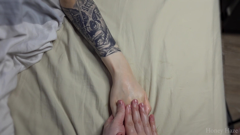 Honey Haze: 継娘の手マッサージが手コキに変わる。ハニー・ヘイズ