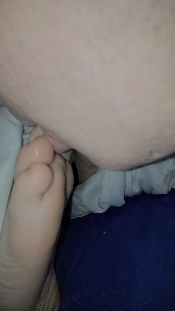 On cloud sixty nine: Lízání manželčina prstu v posteli