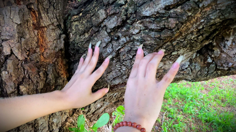 Goddess Li: Uñas largas y naturales rascando un árbol