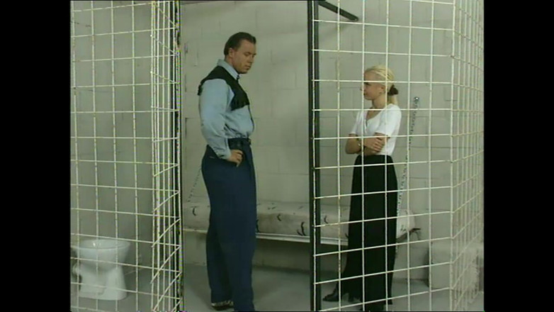 Bizzarre World: Красивую милфу-нимфоманку и тинку трахнули в задницу и выписали в рот