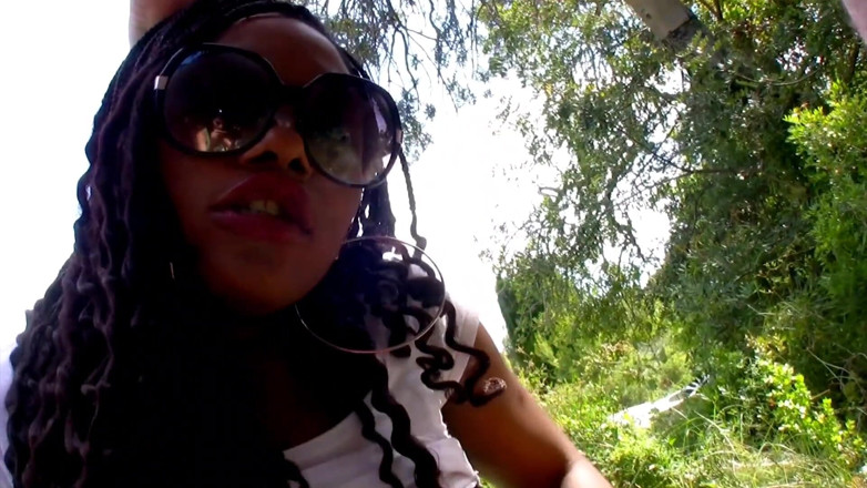 Black Keen: Negra gata cavalga pau branco ao ar livre em uma...