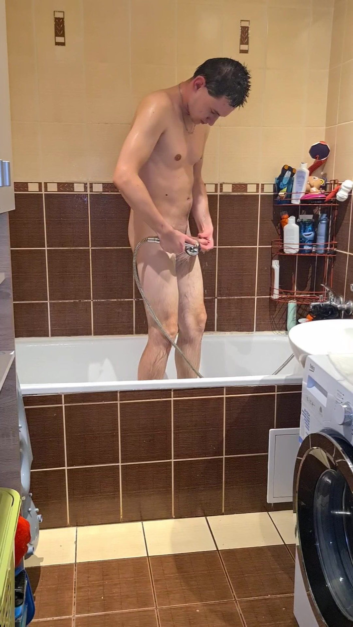 Fap_man93: Ik neem een douche na een cumshot op mijn buik