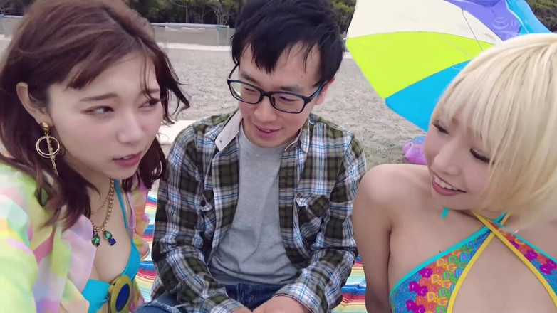 Smooth Time: Două curve super active care încearcă să strângă fiecare ultimă picătură...