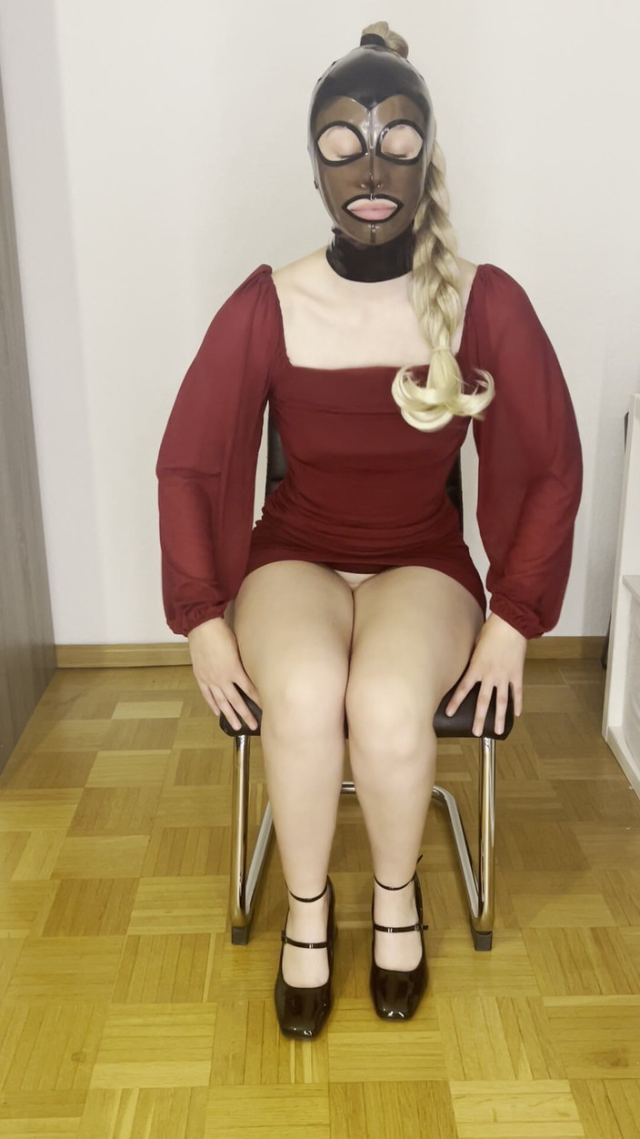 LillyLeather: Une fille se masturbe jusqu’à l’orgasme ! Elle porte sa robe...