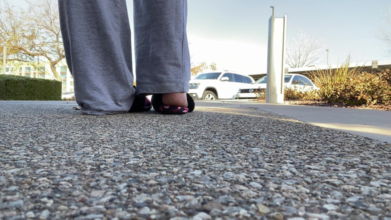 Tan feets: Tanfeets tachinare în afara public cu papuci cu unghii naturale