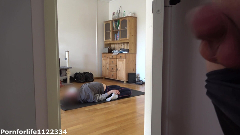 Pornforlife1122334: Me encanta ver cómo mi hermanastra está haciendo yoga y...