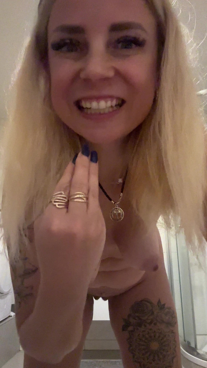 LarisaCum: Bak ne pis bir orospu! Saçımı Al ve İyi ve Derin...