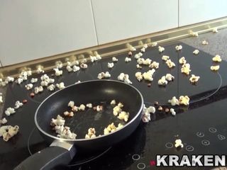 Krakenhot: Il pompino di una bella casalinga felice