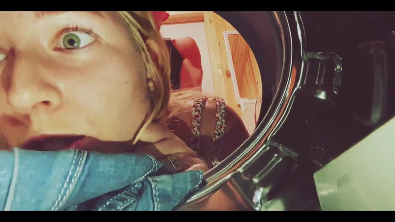 SweetAndFlow: 我的继妹被卡在洗衣机里，我决定用我的大鸡巴帮助她