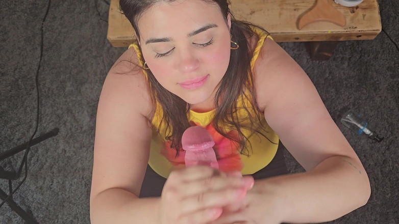 LuciaLatinaGomez: Eu mantive minha aliança enquanto engolia sua porra