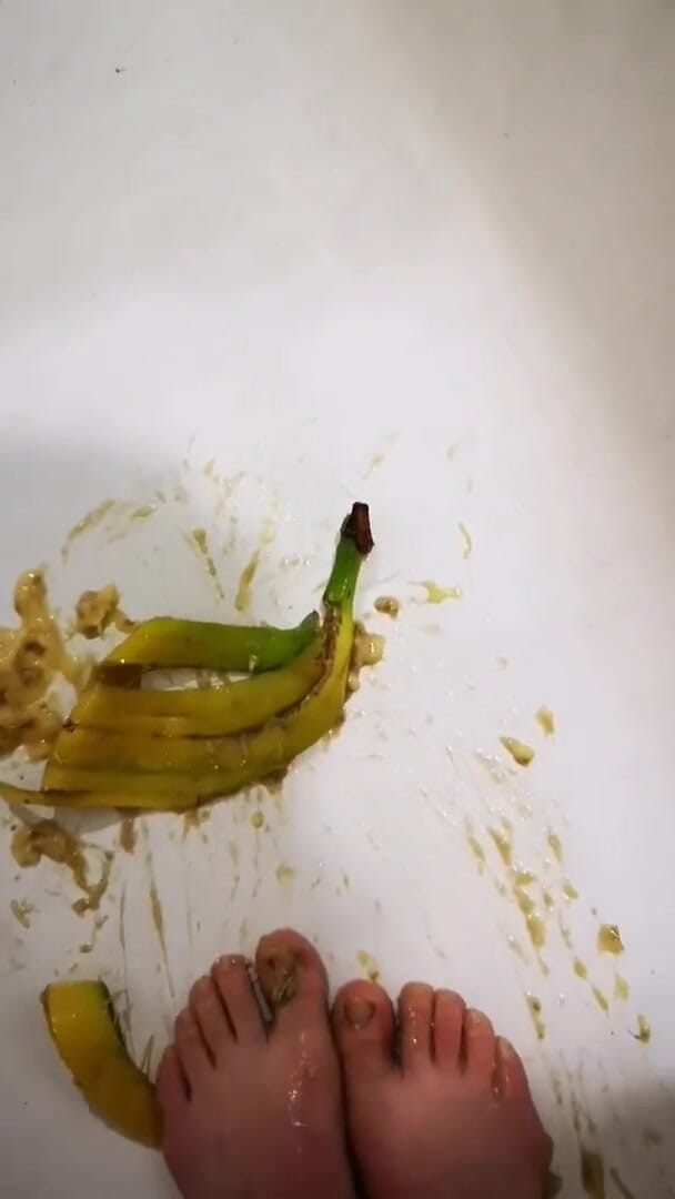 Erotic college: I like banana between the legs