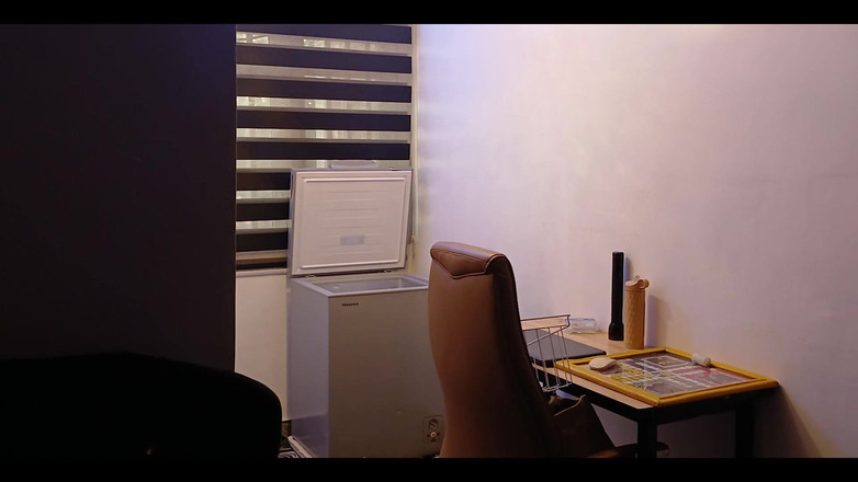 Mara Exotic: Huiselijke taken: zwarte dikke kont babe bukt voorover