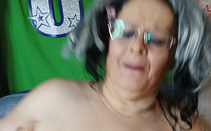 HerculesnVENUS: Quand Shes Byherself Shmge enlève ce gode pervers de la étagère...