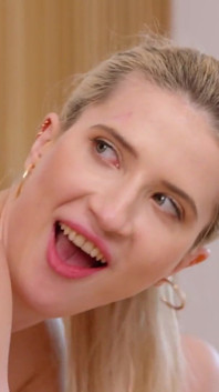 Privat - Silvia Wise debutează într-un sex în trei anal cu Vanessa Hillz