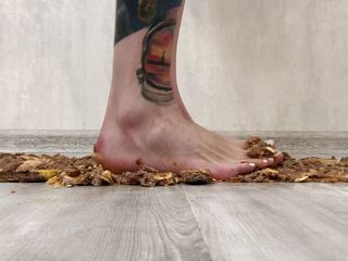 Footmodel Valery: Tattooed girl crushing Royl burgers