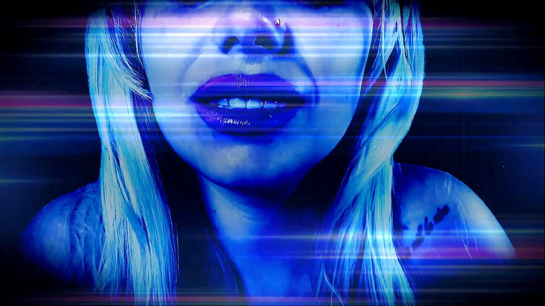 Goddess Misha Goldy: Taquinée et mangée par une sirène séduisante à gros nichons !