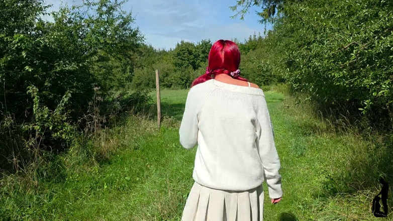 Malou-Nu: Hij filmt me!! Plas onder observatie