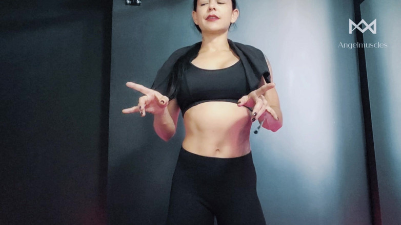 Angelmuscles: Umięśnione bicepsy i żyłkujące mięśnie na widoku