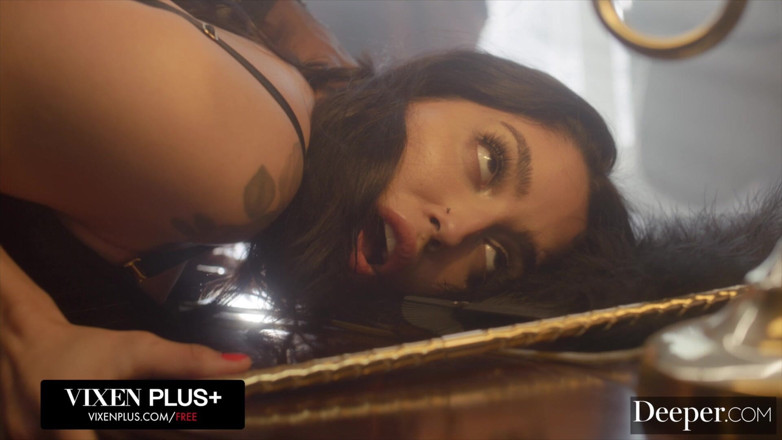 Deeper: Глубже. Ночное свидание Vanessa с незнакомцем становится диким