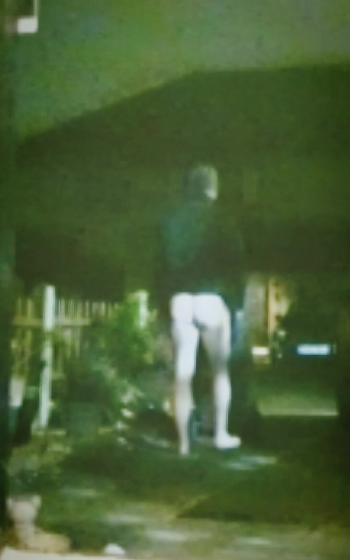 MaleModel: Arsch zeigt sich draußen (vorgarten)