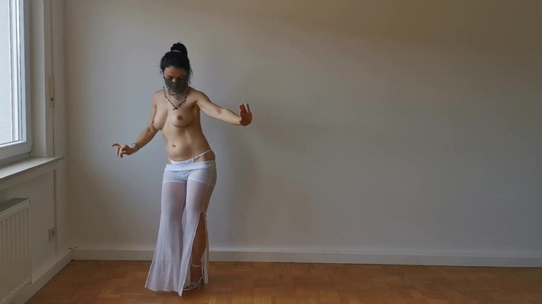 Kitty Dancer: Bellydancer's Sensual Slow Striptease