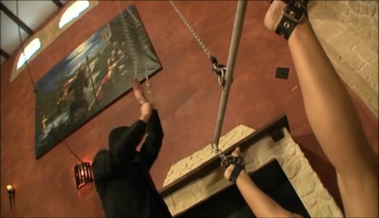 Absolute BDSM films - The original: Upokarzające rozciąganie stóp w spędzaniu czasu