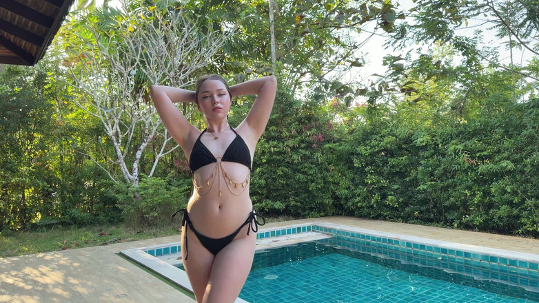 Arina_Love: Сочная Брюнетка С Большой Задницей Трахает Себя Большим Дилдо У Бассейна