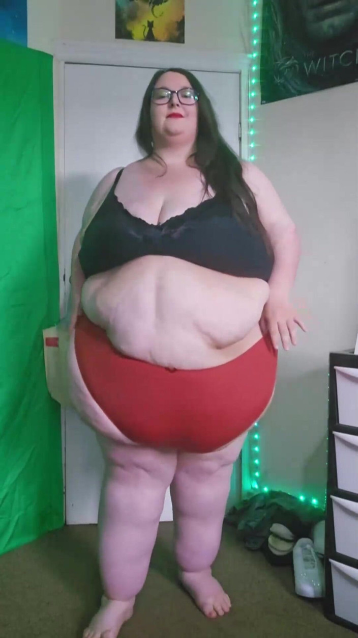 SSBBWLadyBrads: 쪼이는 빨간 팬티를 입고 걷는 SSBBW 거인들